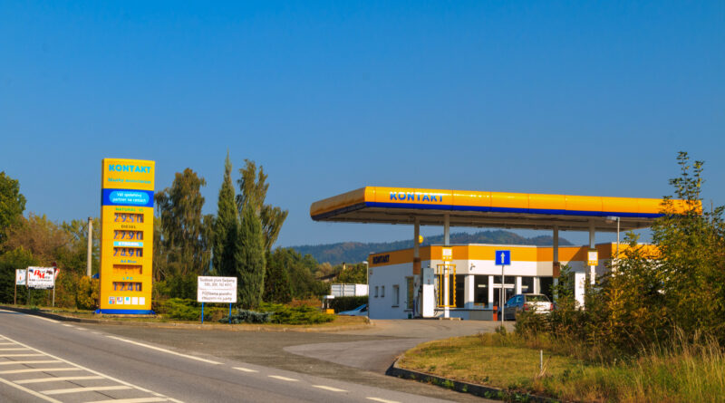 Ministerstvo financí zastropovalo naftu na 48,72 Kč/l a benzin na 46,14 Kč/l