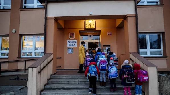 Hromadná nákaza salmonelózou v pražské škole: 41 hospitalizovaných kvůli prošlým vejcím