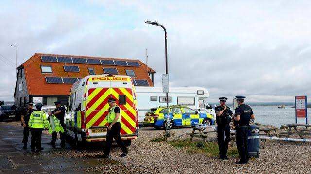 Britská policie zadržela šest lidí při protestu proti migrantům