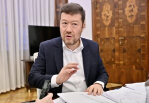 „Odmítáme podporovat kyjevský režim“: Okamura kritizuje pohřeb zakladatele OUN