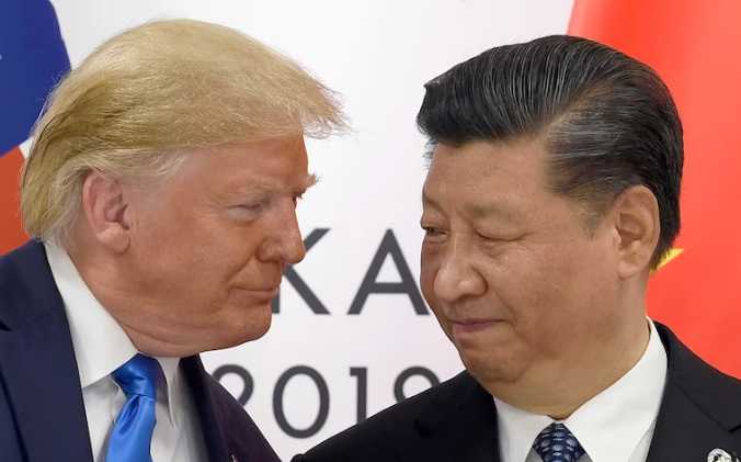 Trump nabízel Si Ťin-pchingovi americké zbraně, tvrdí velvyslanec