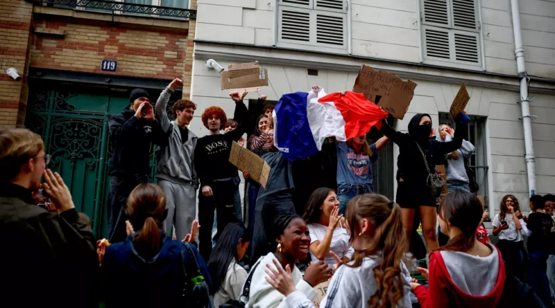 Učitelé v Paříži plánují demonstraci na podporu protestujících studentů