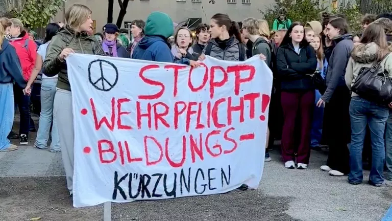 Sto teenagerů v Berlíně protestovalo proti povinné vojenské službě