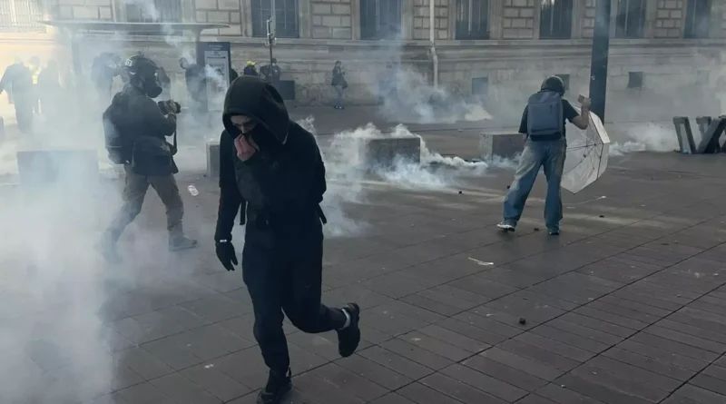 Demonstranti v Lyonu zapálili budovu turistického informačního centra