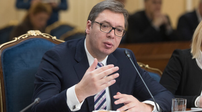 Vučić uspořádal debatu s portrétem soupeře a kamenem na nakládání zelí