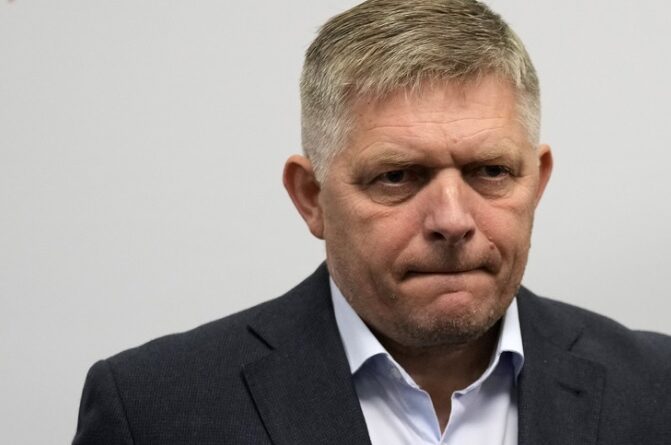 Slovenský premiér Fico zrušil kvůli virovému onemocnění cestu do Bělehradu