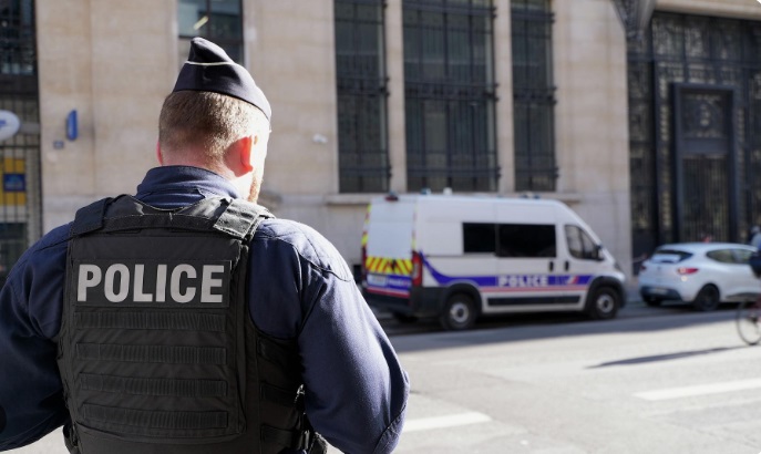 Francouzská policie objevila v britské dodávce mrtvého muže a desítku migrantů