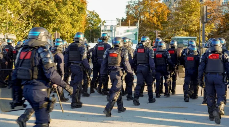 Francouzští studenti protestují na stovkách škol, patnáctiletý mladík přišel o ruku