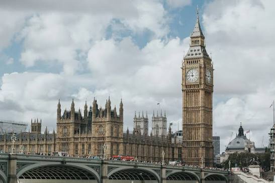Téměř polovina Britů odmítá bojovat za svou zemi za jakýchkoli okolností