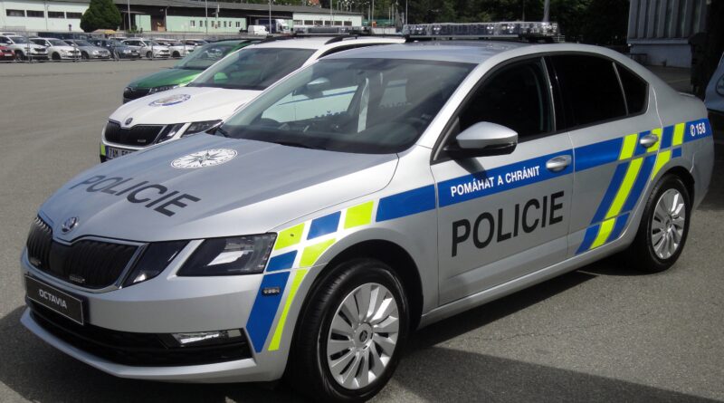 Policie hledá Pana Běžce po pádu policejního auta do Vltavy