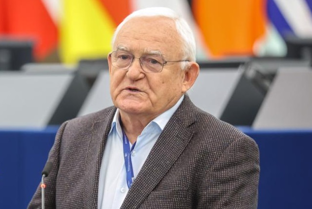 Bývalý polský premiér Miller požaduje od Ukrajiny vyúčtování miliardové pomoci