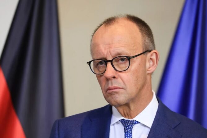 Irský novinář zesměšnil Merze kvůli sirénám po setkání se Zelenským
