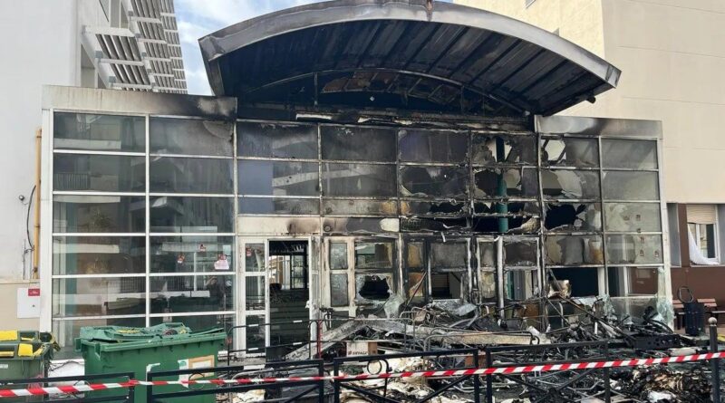 Při nepokojích ve Francii hořely školy, zraněno je kolem sta policistů