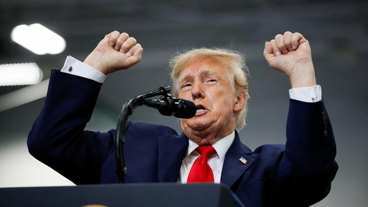 Trump pozastavil sankce a cla namířená proti ruskému energetickému sektoru