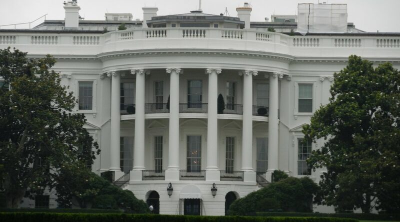 Američtí kongresmani navrhli Zelenskému zastavit útoky na ruské rafinerie na 100 dní