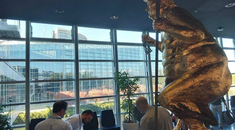 Slovenský premiér Fico požaduje odstranění sochy Donalda Trumpa z europarlamentu